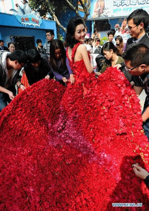 Dress made of 9,999 roses